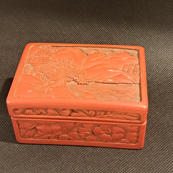 Antique Japanese red cinnabar and black lacquer lidded box with nature design. - Picture 2 of 11